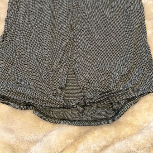 Lululemon green high neck tank top with open back | Sz 4 - Picture 6 of 6